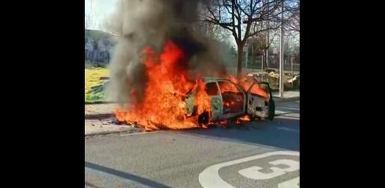 Los bomberos de Granada apagan el incendio ocasionado en un coche robado