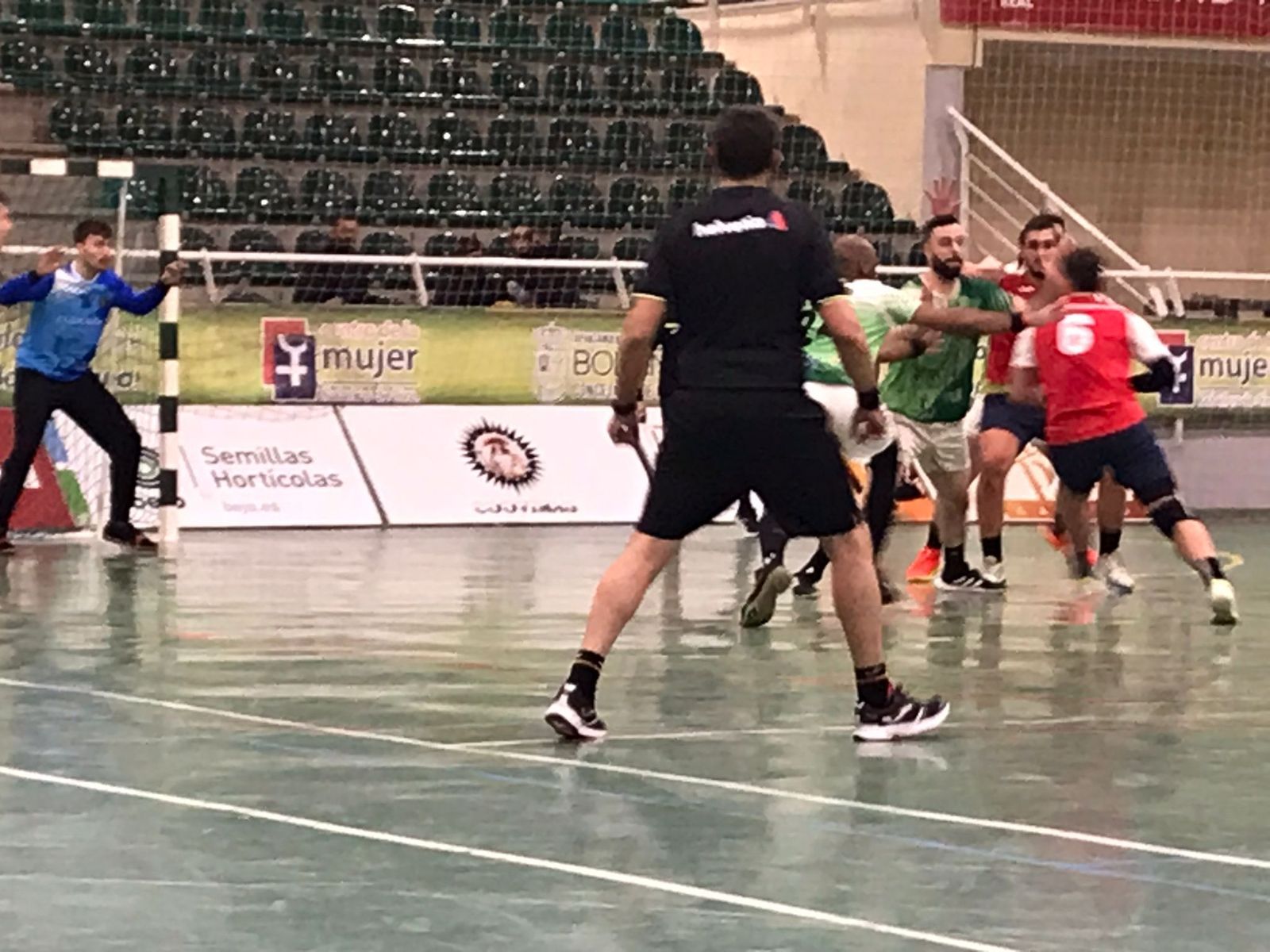 Un ataque del BM Montequinto ante el Bolaños.