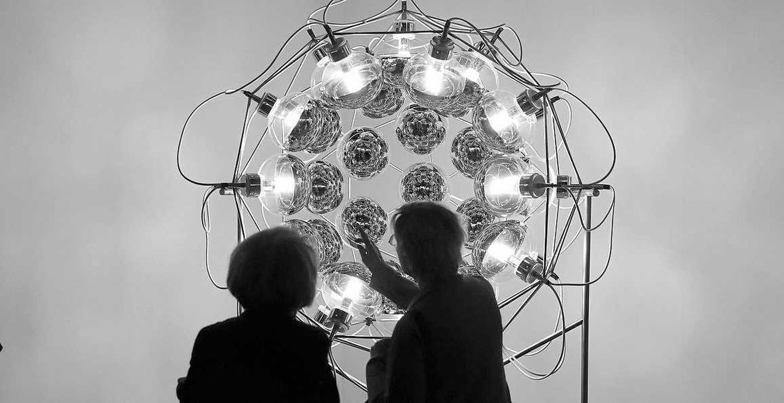 1. Ante la 'Sphère blache' del artista franco-argentino Julio Le Parc, pionero del arte cinético. 2. 'Global cooling lamp' (2006), de Olafur Eliasson.