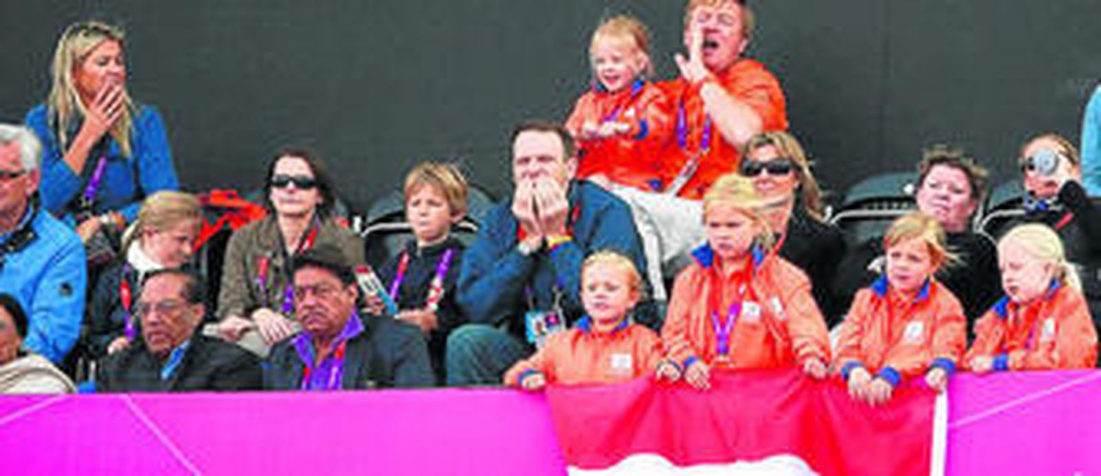 Los príncipes de Orange y sus hijas animando a los nadadores holandeses.