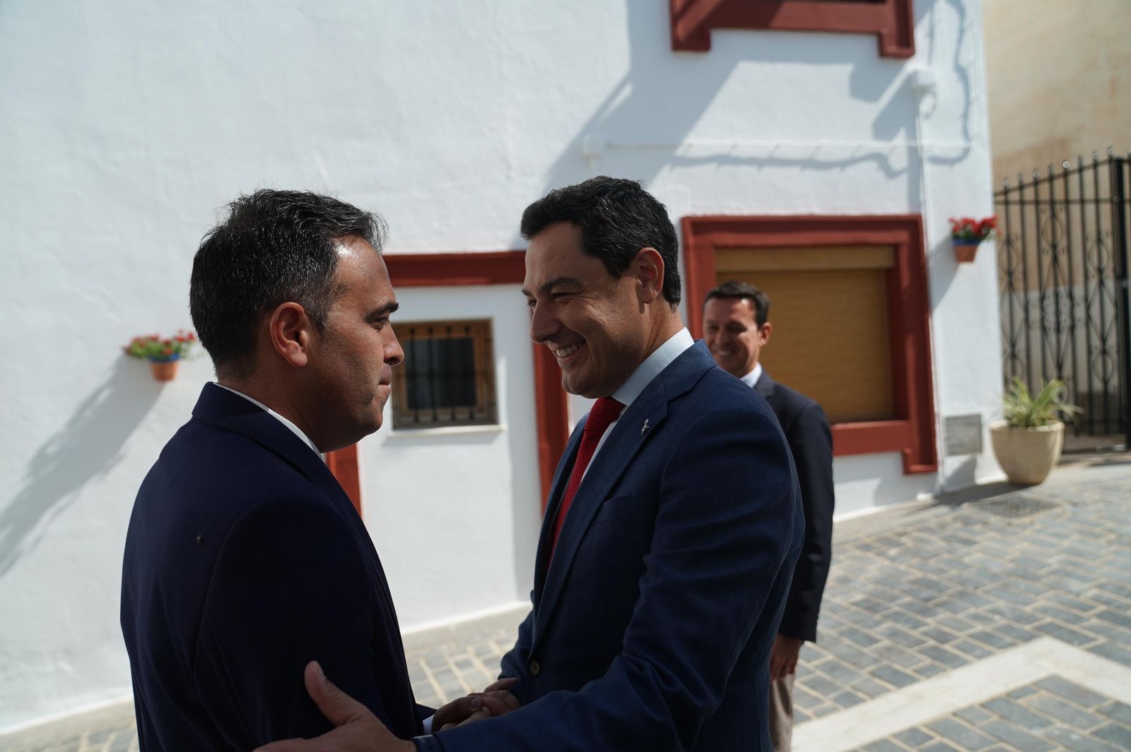 El alcalde de Antas, Pedro Ridao, saluda al presidente de la Junta de Andalucía.