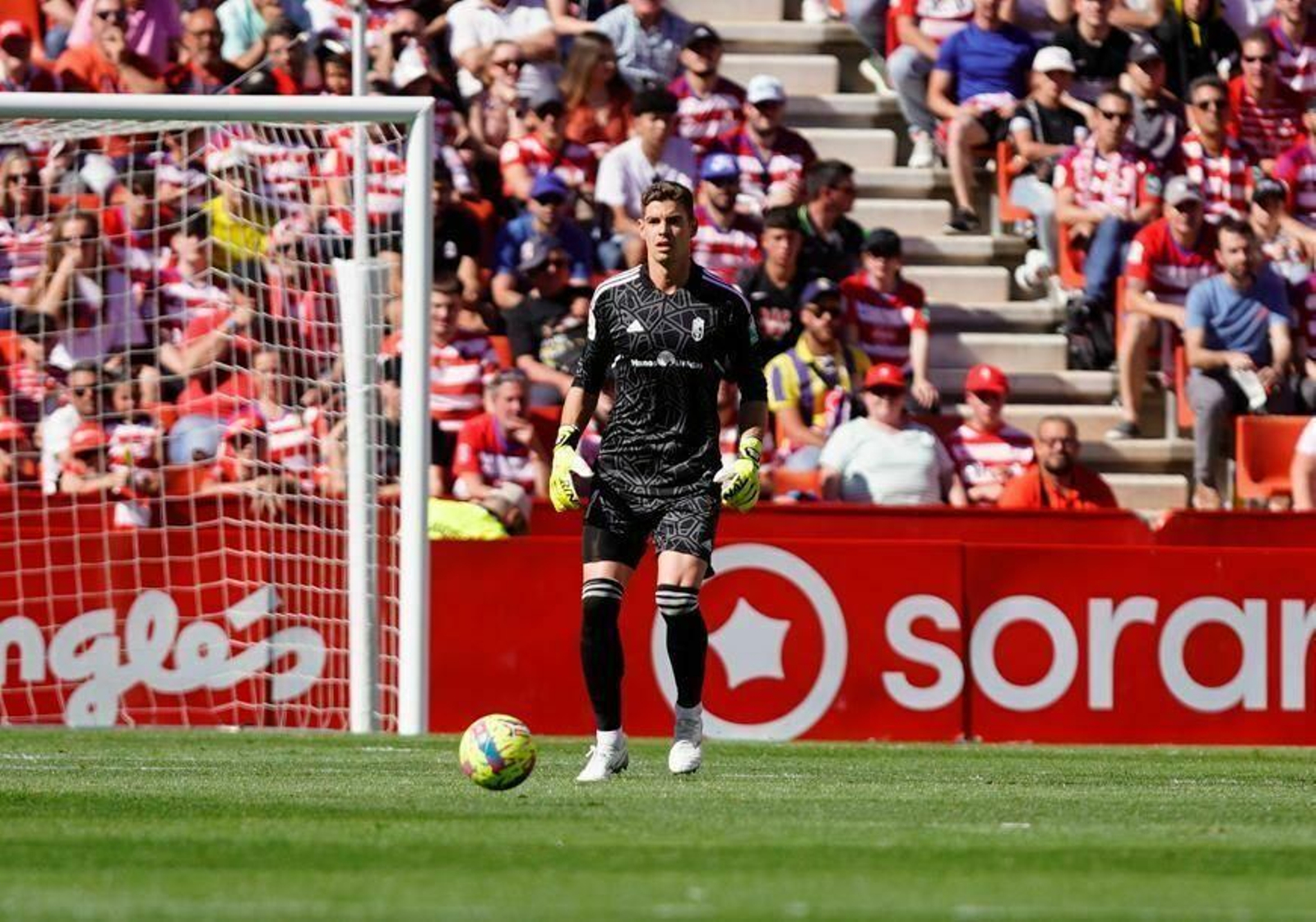 Raúl Fernández, en un partido con el Granada