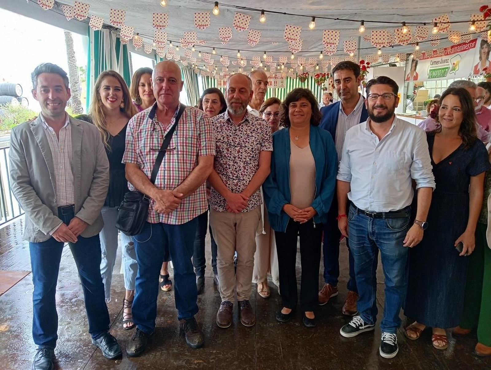 La candidata de IU a la Alcaldía de Sanlúcar, Carmen Álvarez, en la pasada Feria de la Manzanilla junto a otros dirigentes de la coalición izquierdista.