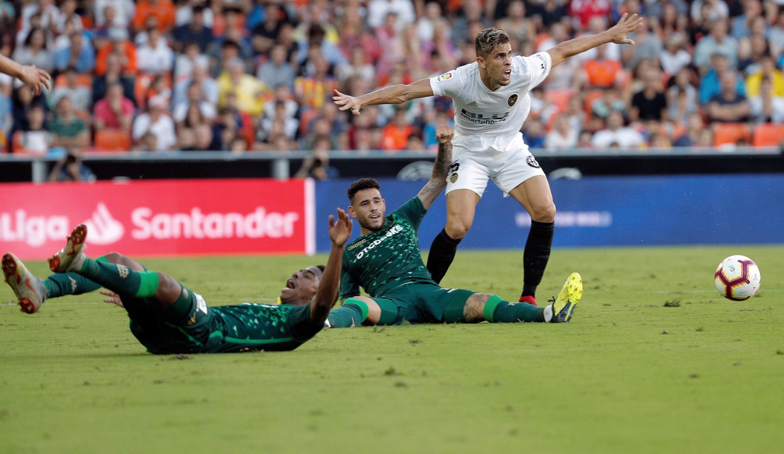 Sanabria cae al suelo tras un lance con Gabriel Paulista