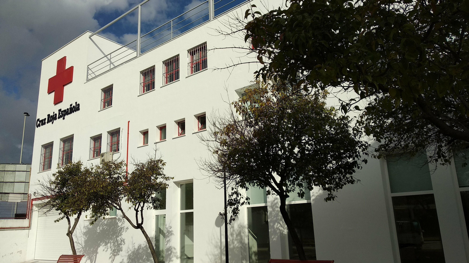 La fachada de la sede de Cruz Roja luce ahora este aspecto, con la apertura de nuevos accesos.