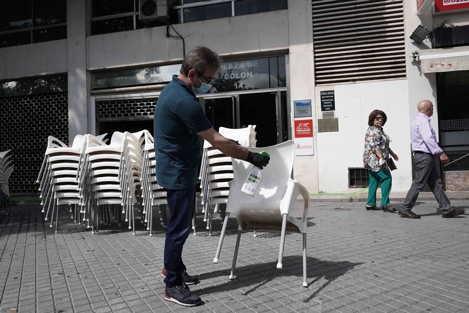 Un hostelero prepara una terraza en Córdoba capital.