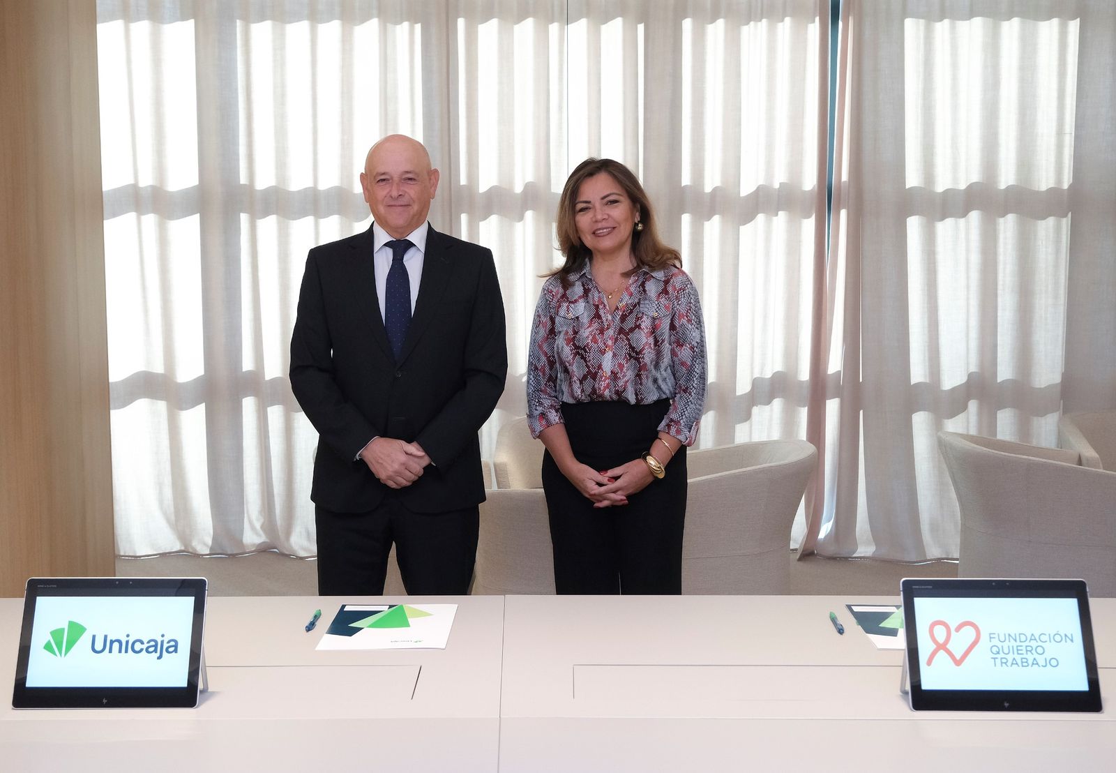 El director de Comunicación e Imagen de Unicaja, Fernando Ríos; y la directora de la oficina de Málaga de la Fundación Quiero Trabajo, Silvia Ortiz.