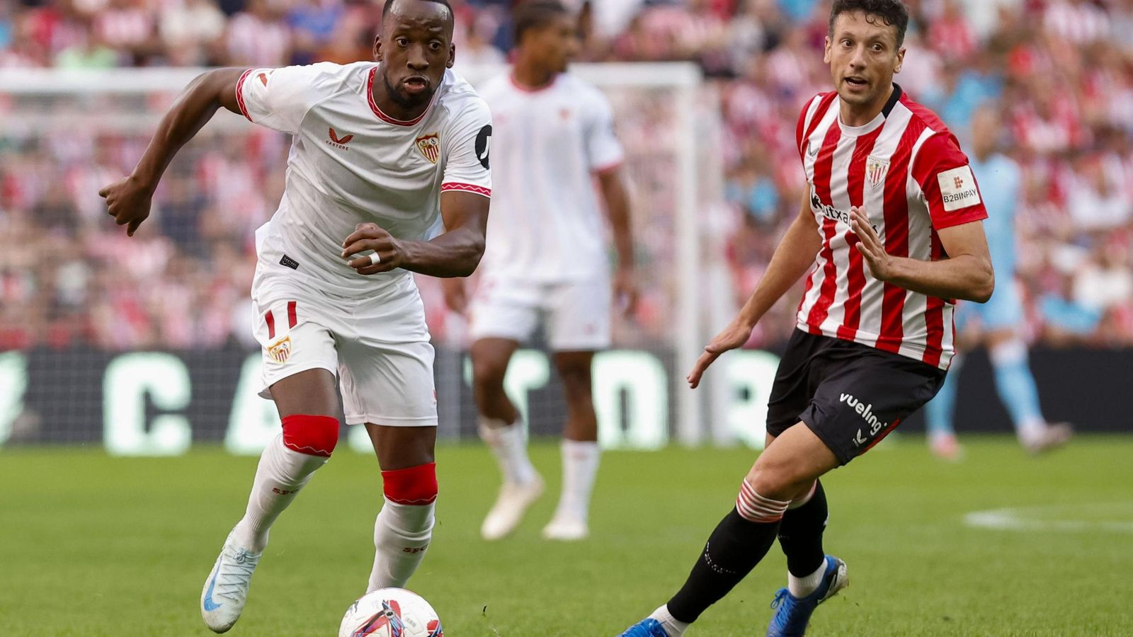 Lukébakio intenta un avance.