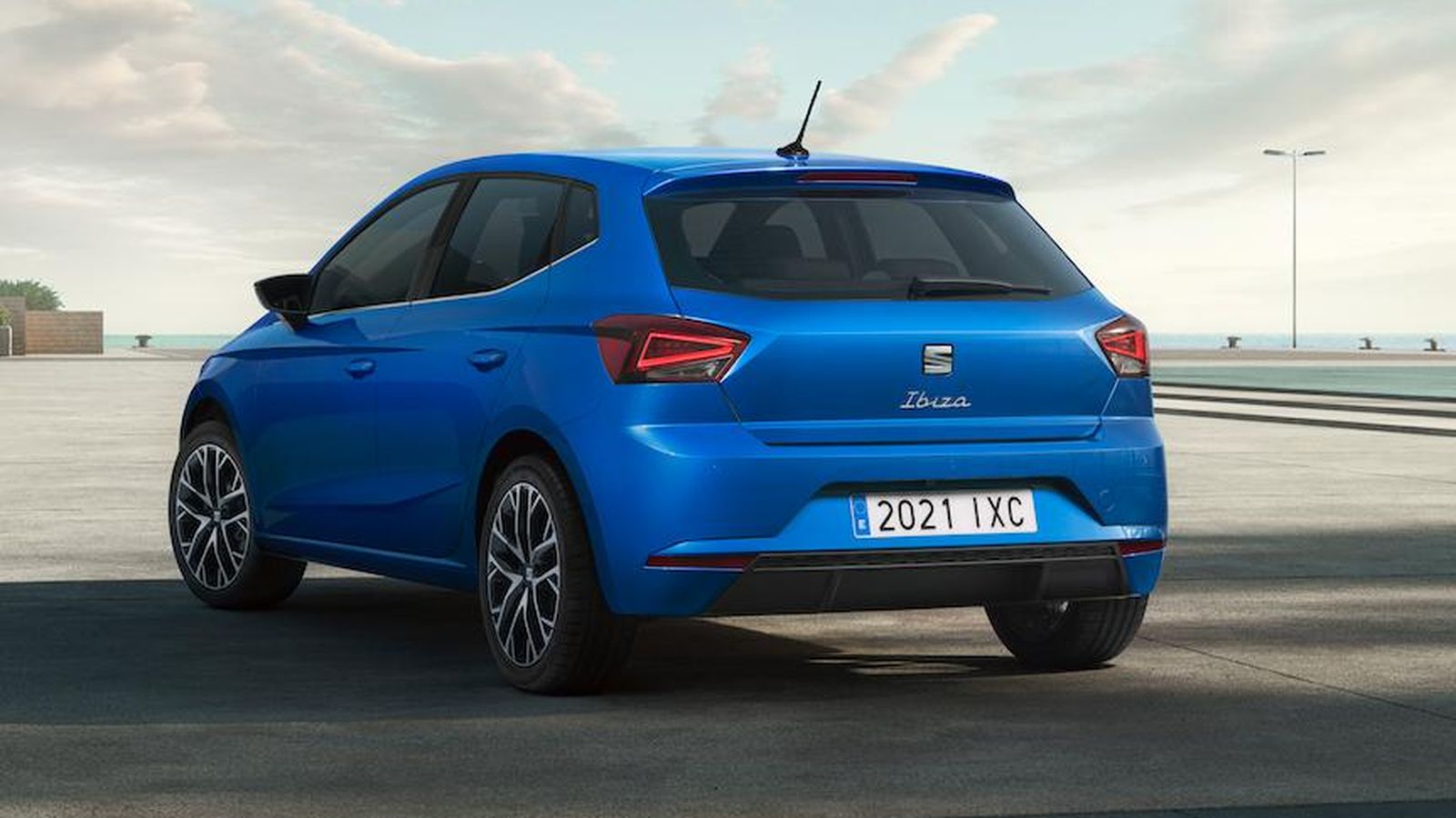 Cambia la grafía con la que se identifica el modelo, utilizando el mismo tipo de letra ya usada en el León.