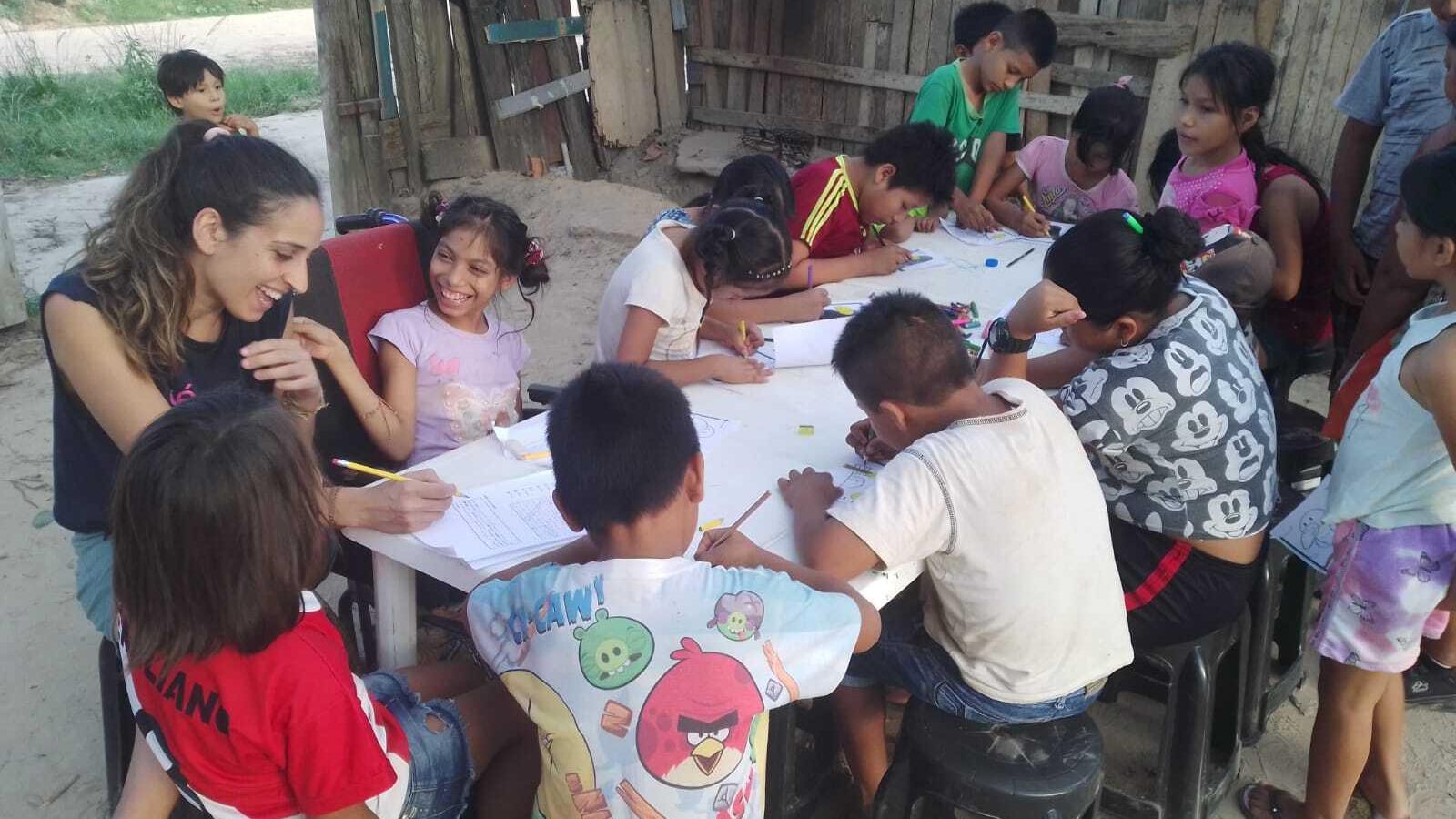 Dahir Elguero, entre niños peruanos, colaborando con la Asociación Charcos y Semillas.