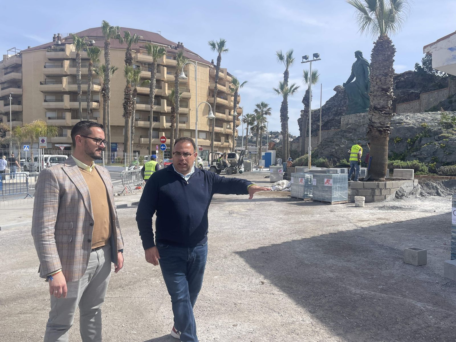 Almuñécar comienza el ensolado de la plaza Adberramán junto al peñón del Santo