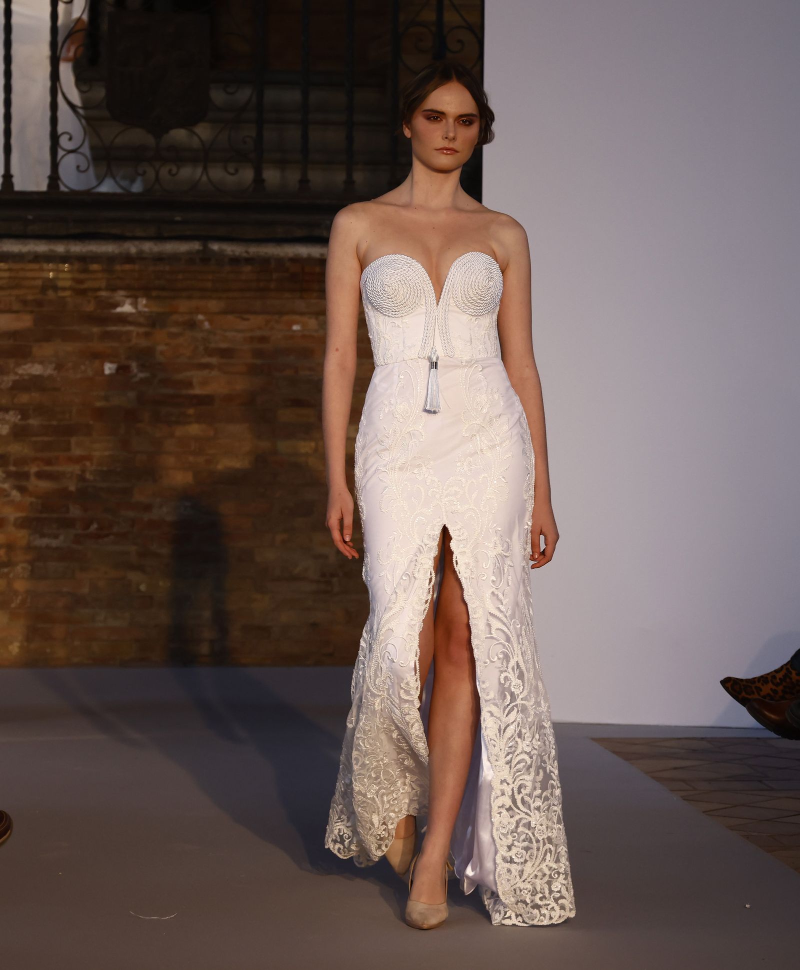 Las tendencias en vestidos de novia e invitada de la pasarela SIQ, en fotos