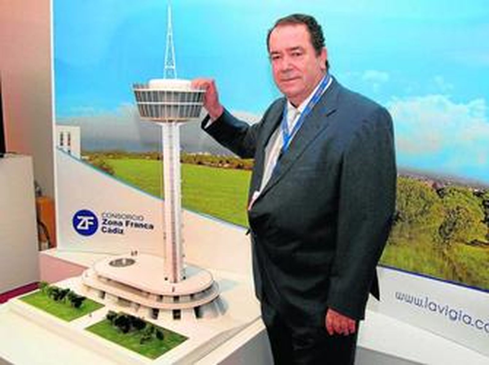José de Mier cuando presentó la maqueta del proyecto en la Feria de Muestras y Turismo de 2010, celebrada en Las Albinas.