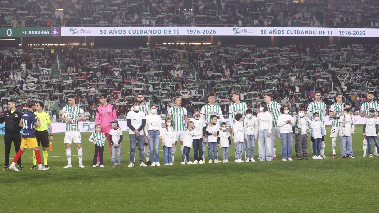 Los jugadores del Córdoba CF saltan al terreno de juego antes del partido ante el Andorra.