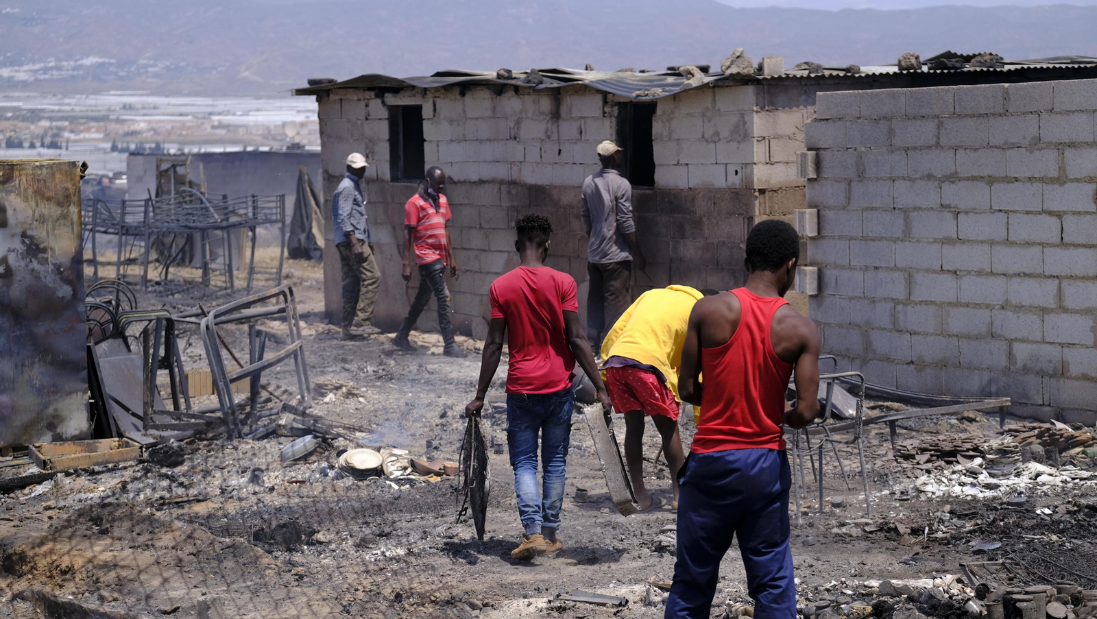 Fotogalería incendio asentamiento de chabolas en Atochares-Níjar (Almería)