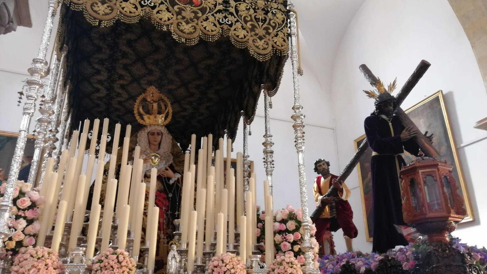 El paso de la Virgen del Mayor Dolor y del Nazareno, preparados para su salida