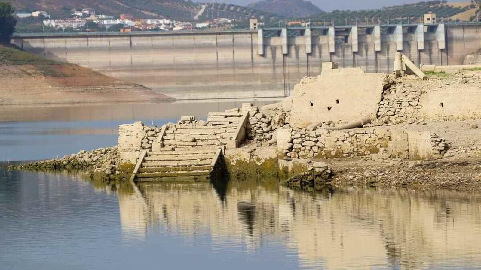 Aspecto que presenta el pantano de Iznájar, el de mayor capacidad de Andalucía. Aspecto que presenta el pantano de Iznájar, el de mayor capacidad de Andalucía.