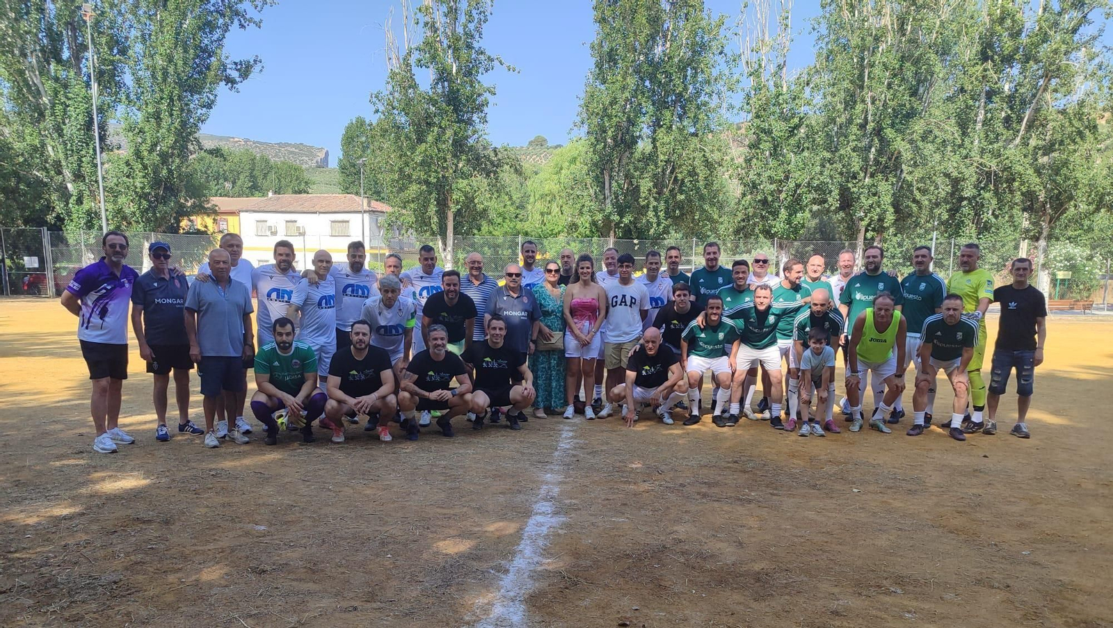 Foto de familia de los participantes de los tres equipos en el triangular.