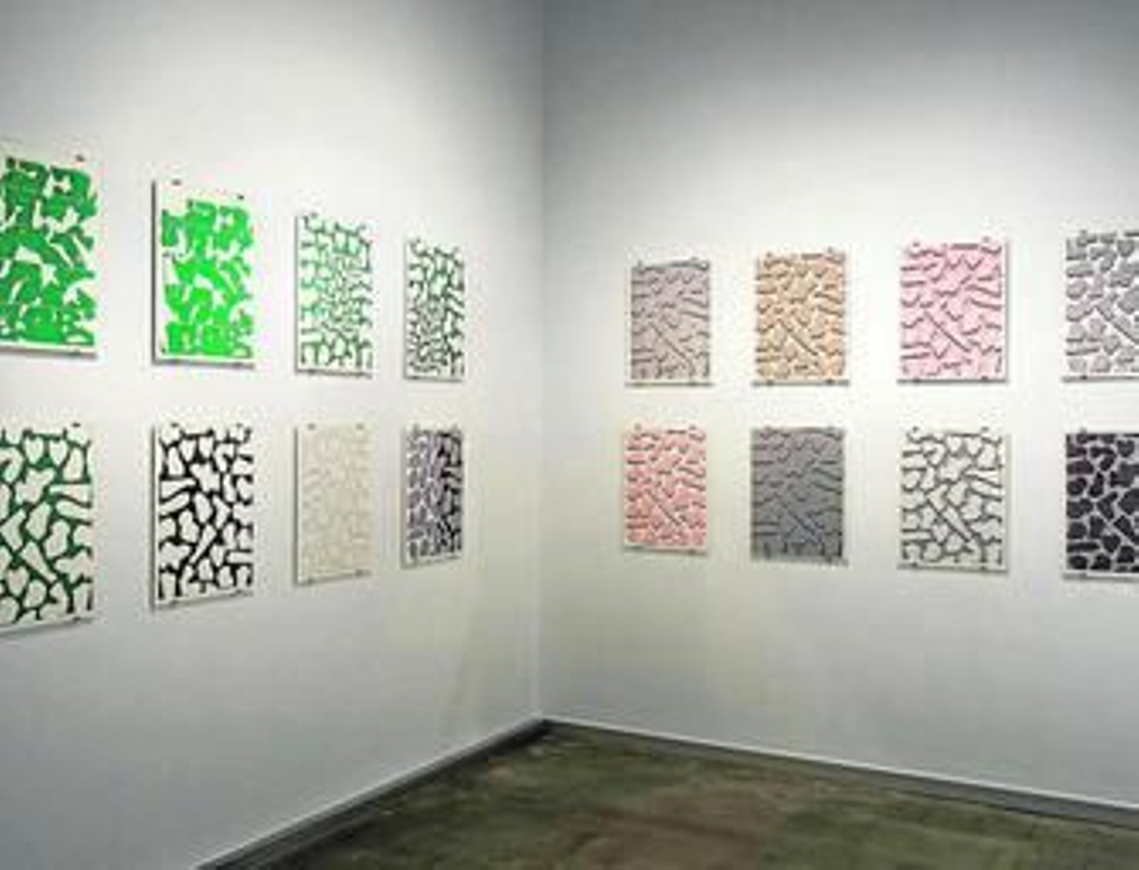 En la pared de la izquierda, serie sin título (acrílico sobre cartón); en la de la izquierda, 'Pijama para tres'.