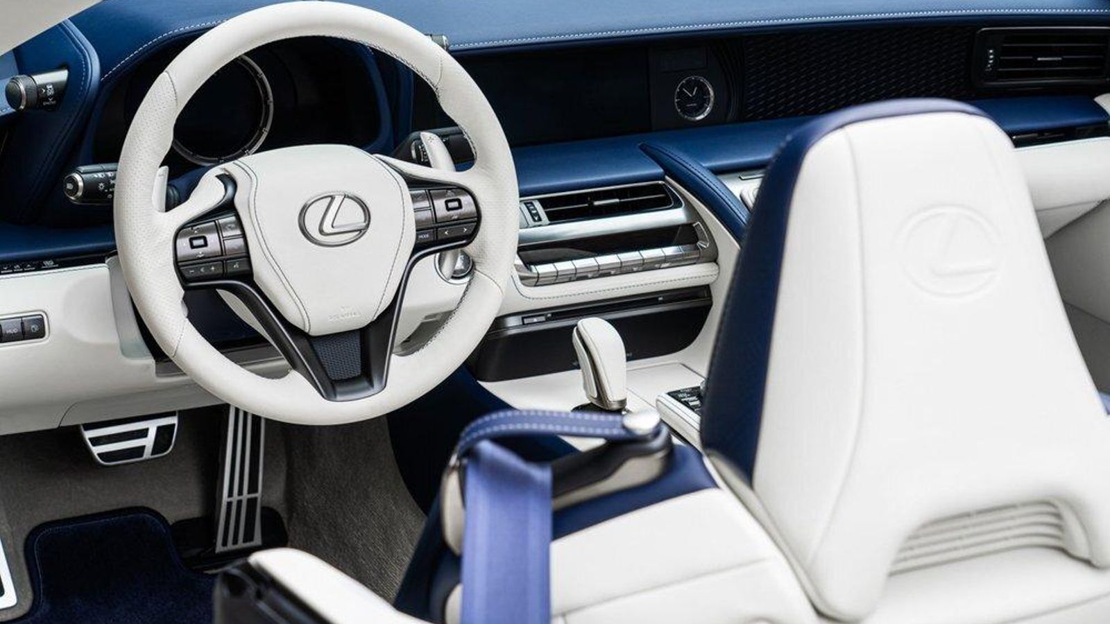 Azul y blanco han sido los colores para dar personalidad única a este especialísimo descapotable.