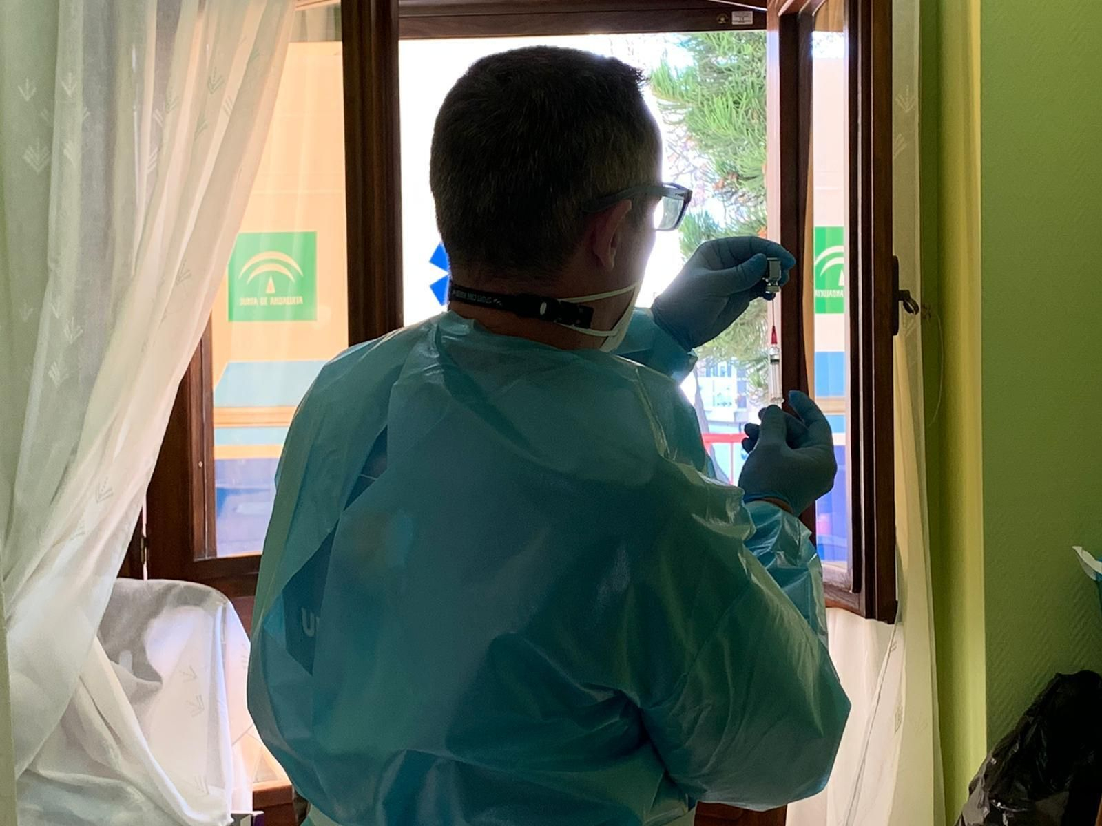 Un sanitario con una vacuna contra la Covid-19.