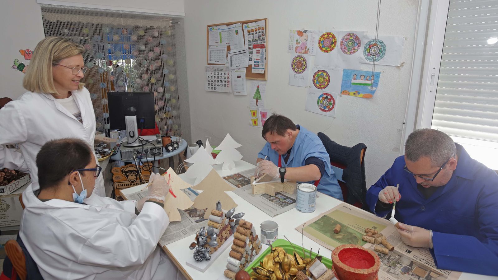 Venta de productos navideños solidarios de Apadis en Algeciras