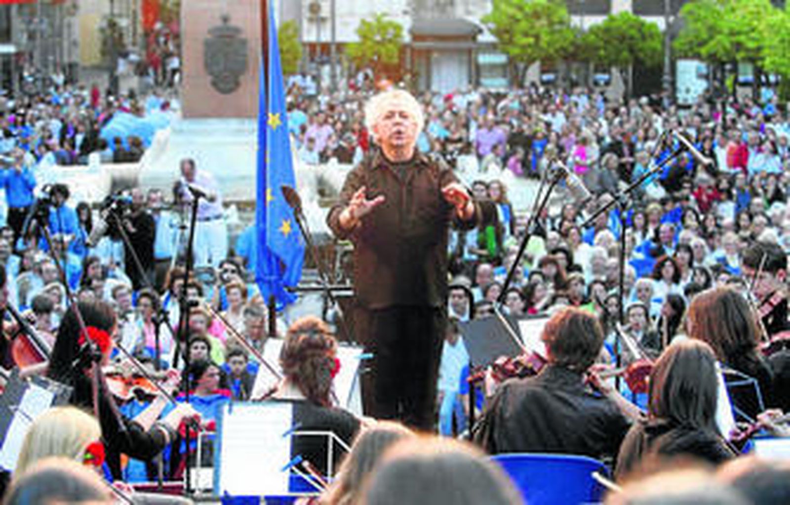 Una fiesta azul mirando hacia Europa