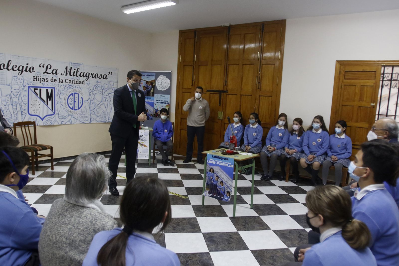 El alcalde durante su visita al colegio La Milagrosa.