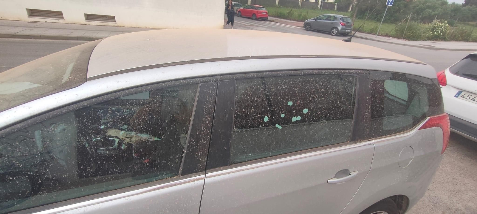Coche sucio por la lluvia de barro.