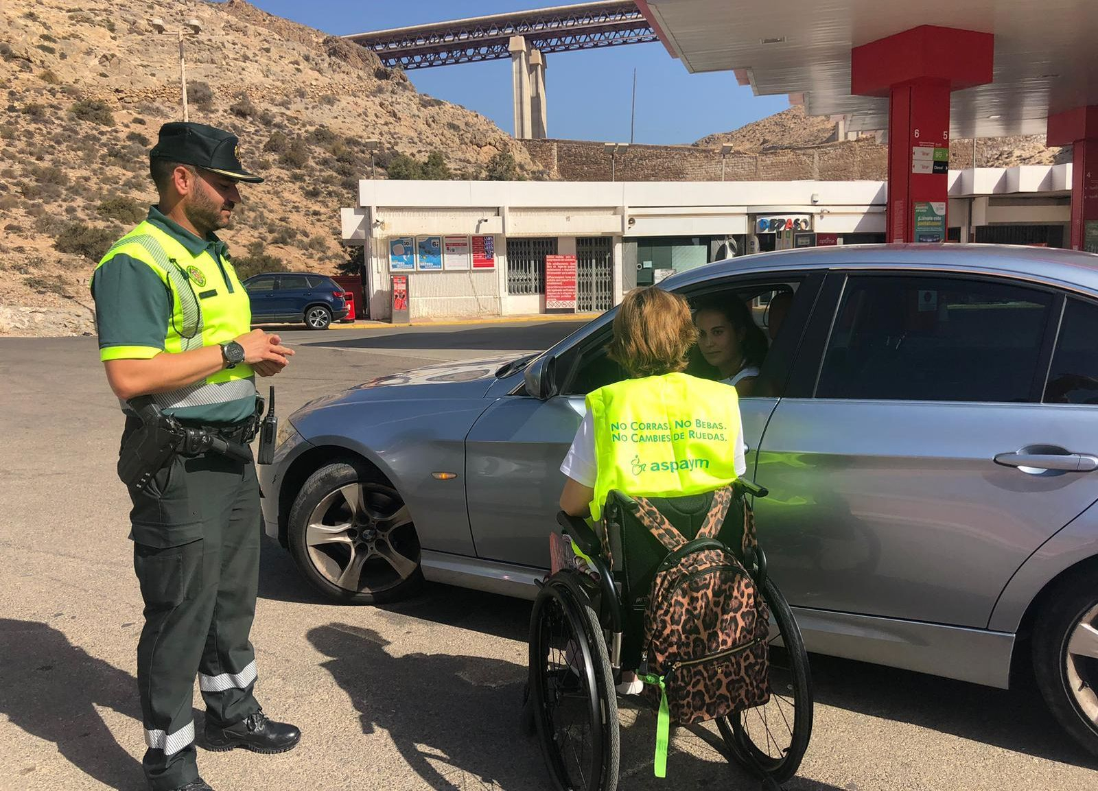 Campaña de concienciación de la DGT y la asociación ASPAYM en Almería