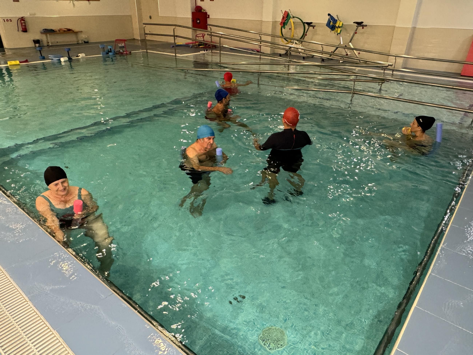 La actividad está dirigida por un profesional de la fisioterapia especializado en rehabilitación acuática