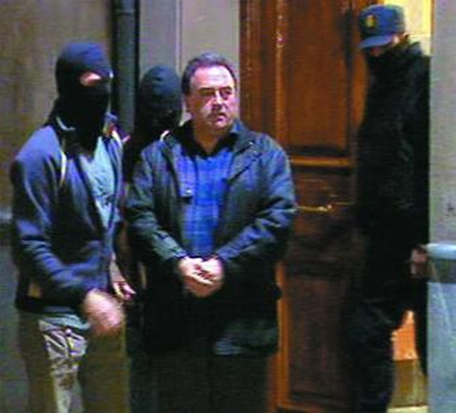 El dirigente de Batasuna Karmelo Landa, detenido por la Policía Nacional en su casa de Bilbao.
