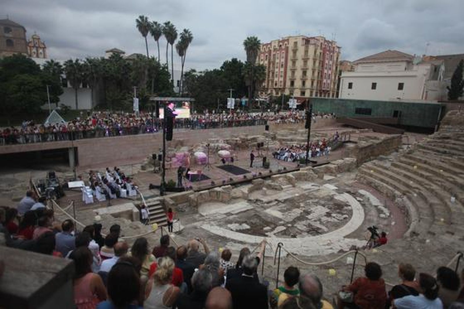 Las gradas del coliseo estrenaron aforo ante unos 400 invitados a un acto simbólico como la guitarra de Daniel Casares y el predicado de Carlos Álvarez como reclamo

Foto: Sergio Camacho