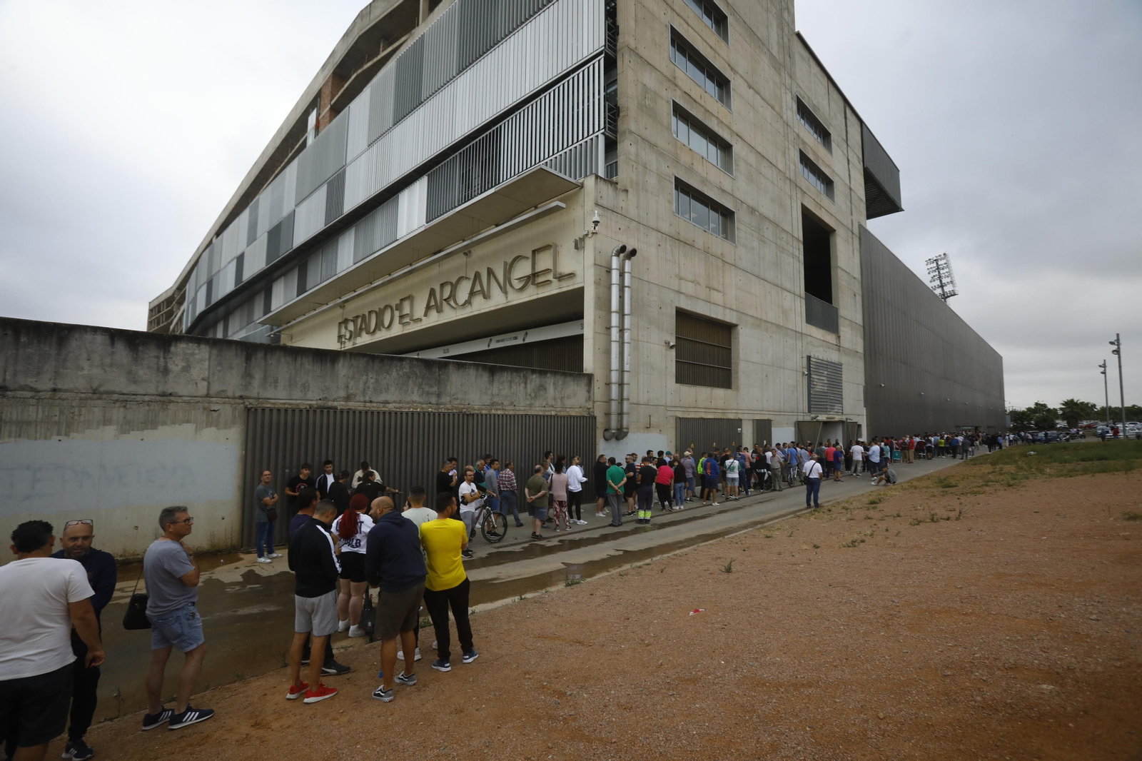 Las mejores fotos de las colas de El Arcángel para conseguir las entradas del Córdoba CF - Barcelona Atlétic Las mejores fotos de las colas de El Arcángel para conseguir las entradas del Córdoba CF - Barcelona Atlétic