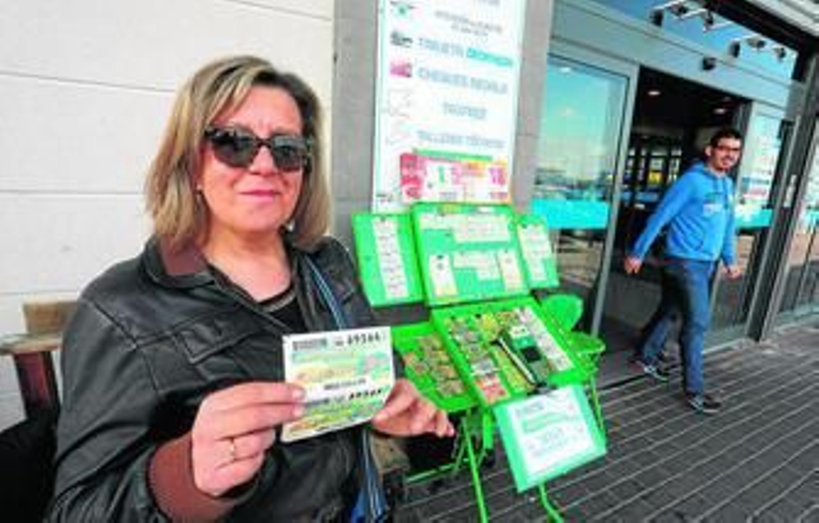 María de los Ángeles Martínez posa ayer en su puesto habitual en Luz Shopping.