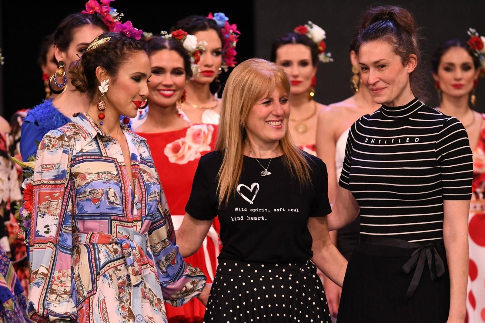 Carmen Vega (en el centro), diseñadora de moda flamenca