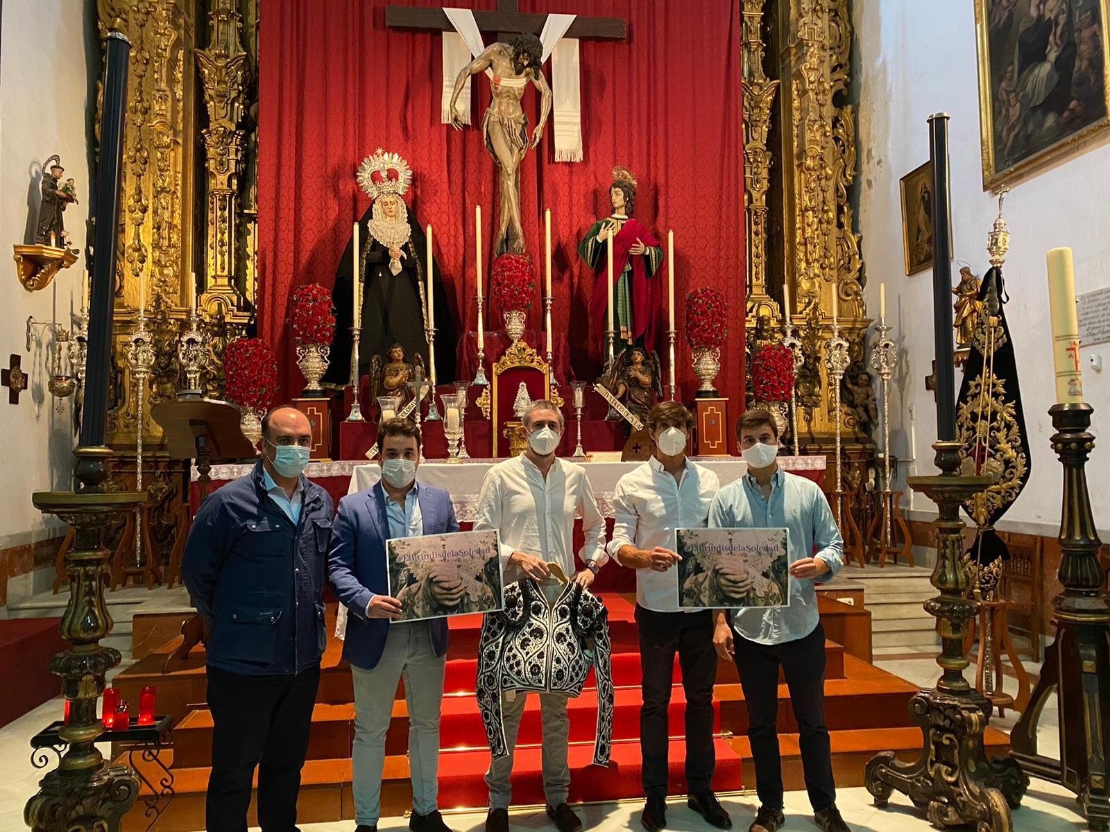 José Antonio Barroso entrega su chaquetilla para la subasta y así seguir recaudando dinero para la iniciativa solidaria.