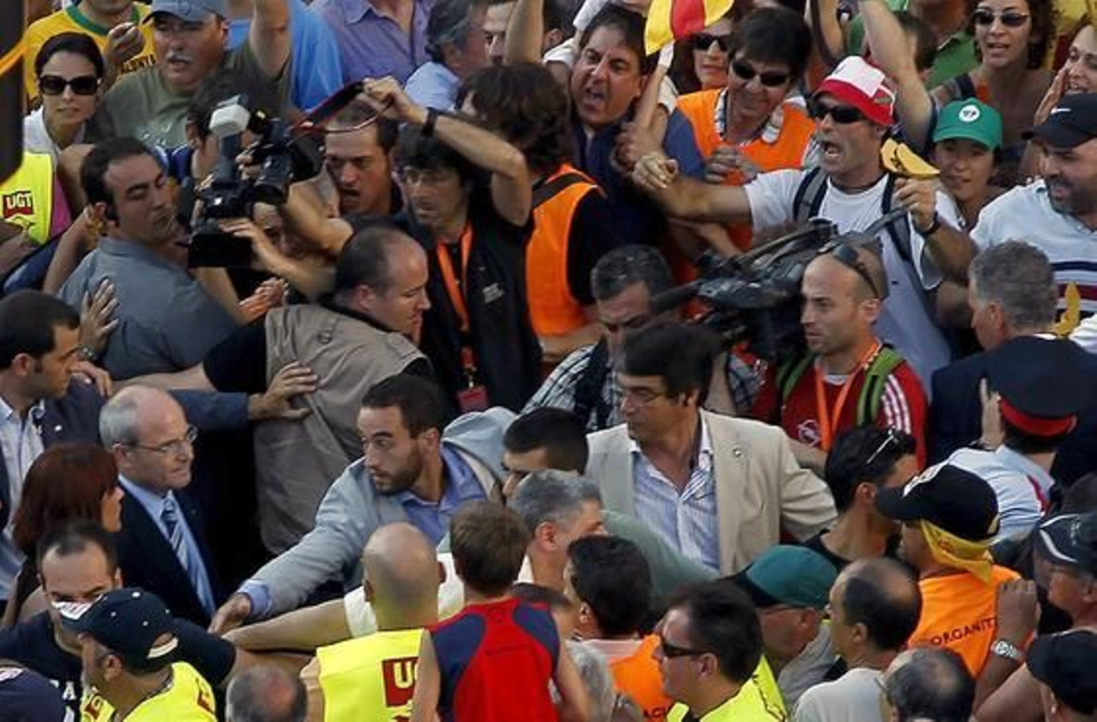 Montilla sale escoltado y abucheado de la protesta
