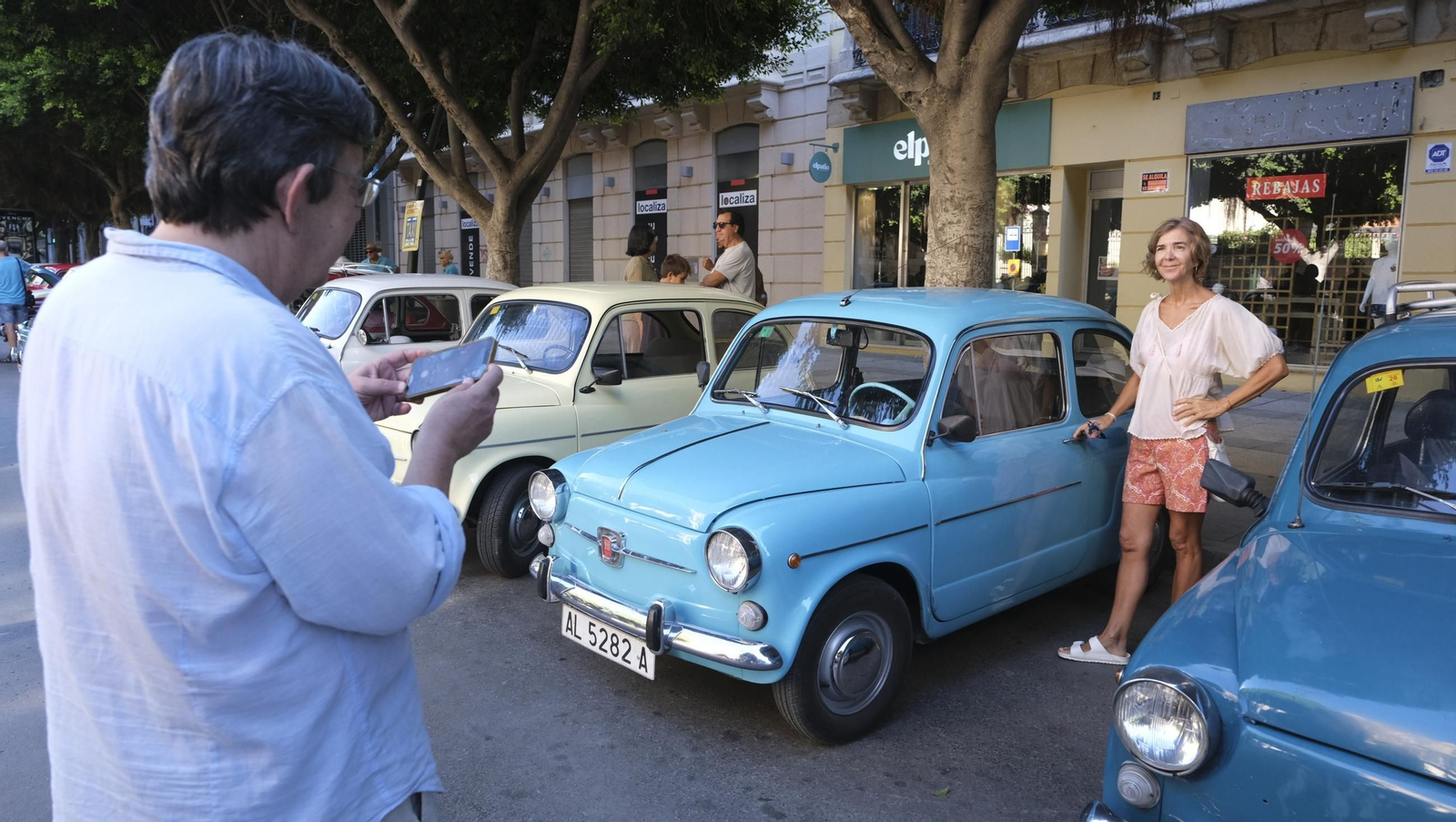 La exposición de Seat 600 y Mini Cooper en la Feria de Almería, en imágenes