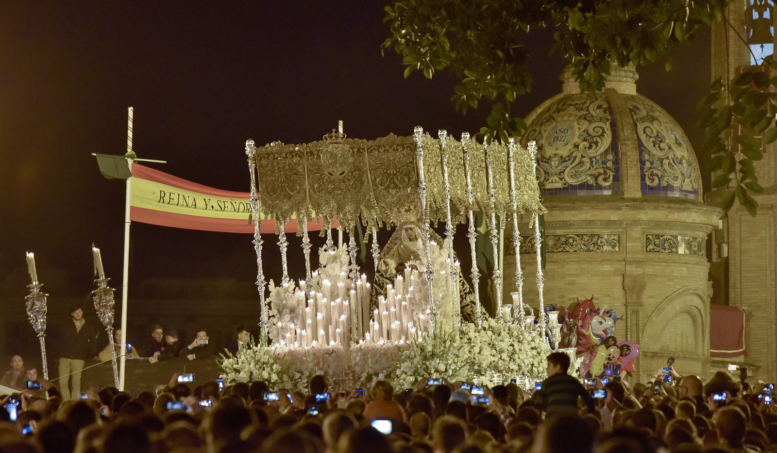 El regreso de la Esperanza de Triana, en imágenes