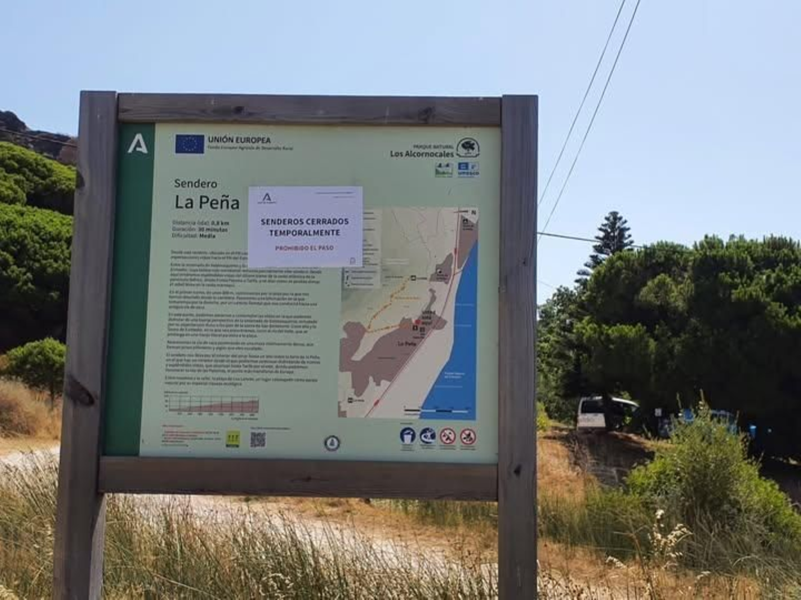 Cartel que indica el cierre de los senderos en la zona de La Peña.