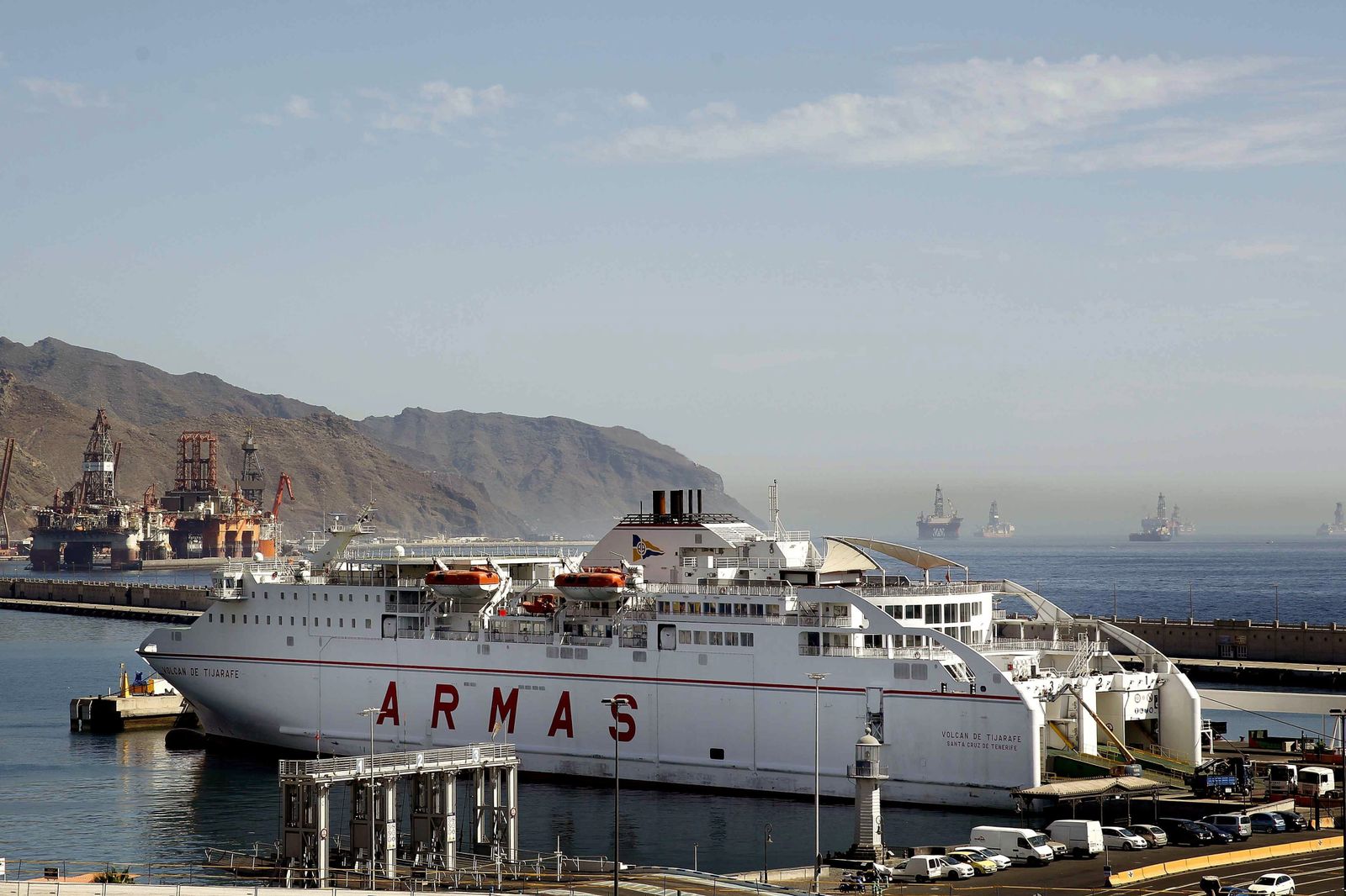 Un buque de Grupo Naviera Armas, en Santa Cruz de Tenerife, que se convertirá la mayor naviera española tras comprar Trasmediterránea.