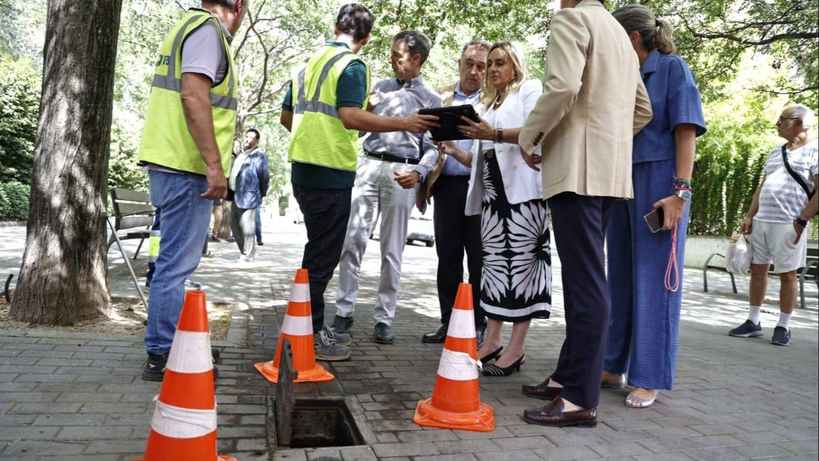 La alcaldesa de Granada, Marifrán Carazo, junto a operarios de Emasagra, observan imbornales
