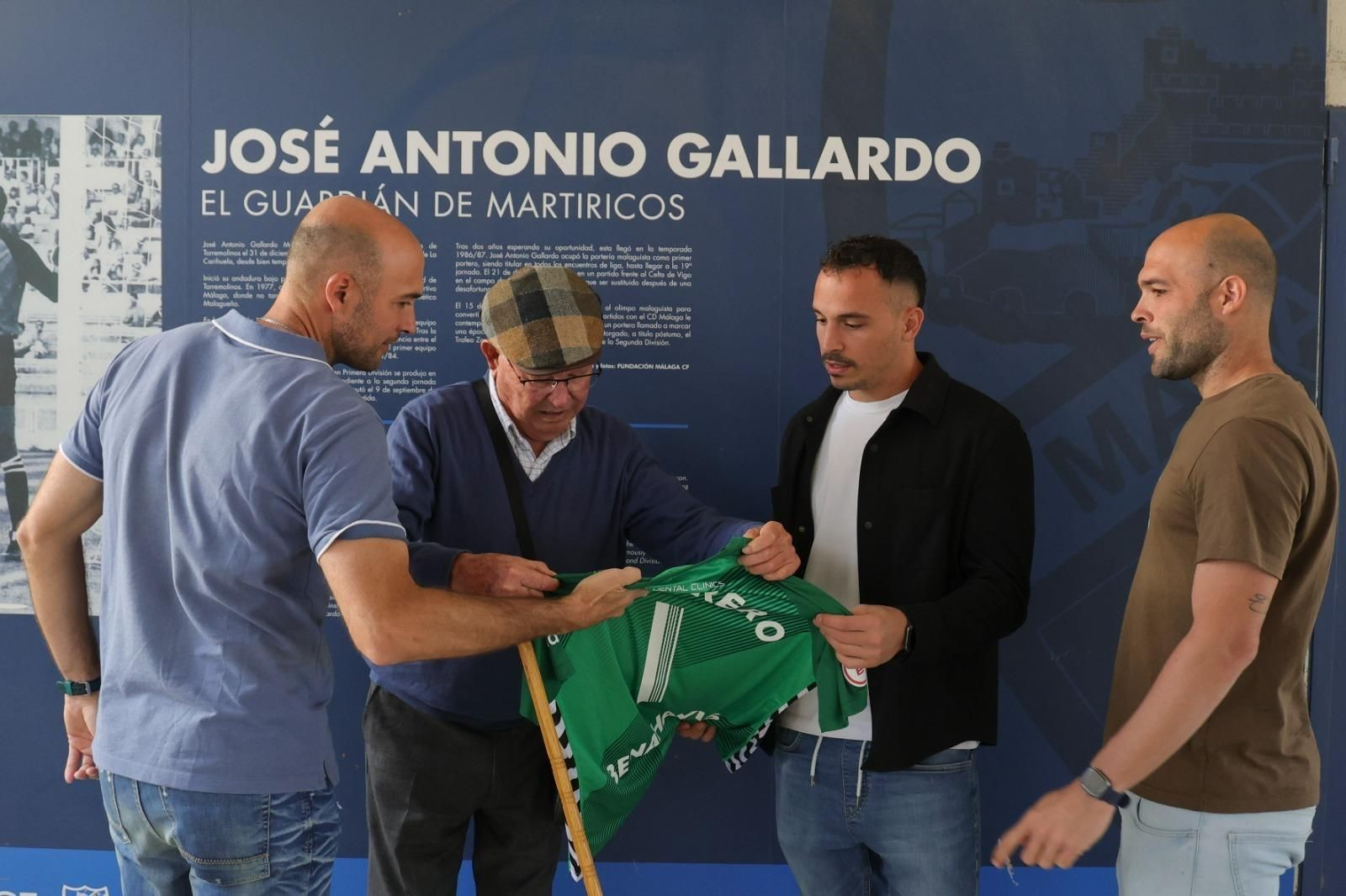 La entrega de la camiseta a la familia Gallardo por parte de Alfonso Herrero La entrega de la camiseta a la familia Gallardo por parte de Alfonso Herrero