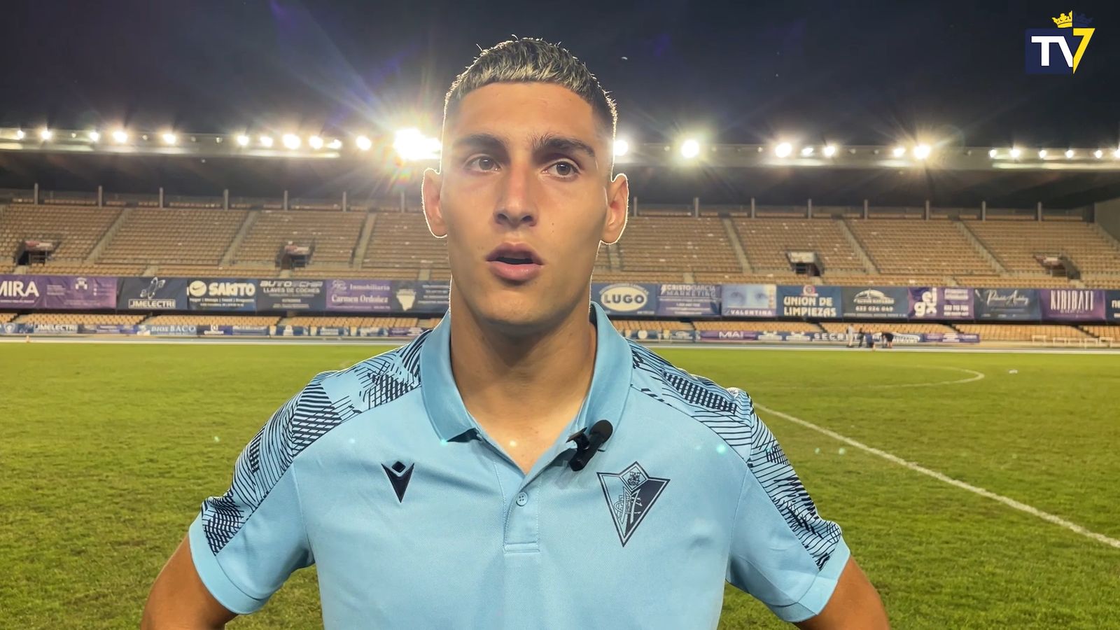 Borja Vázquez atiende a los medios tras un derbi con el filial en Jerez.