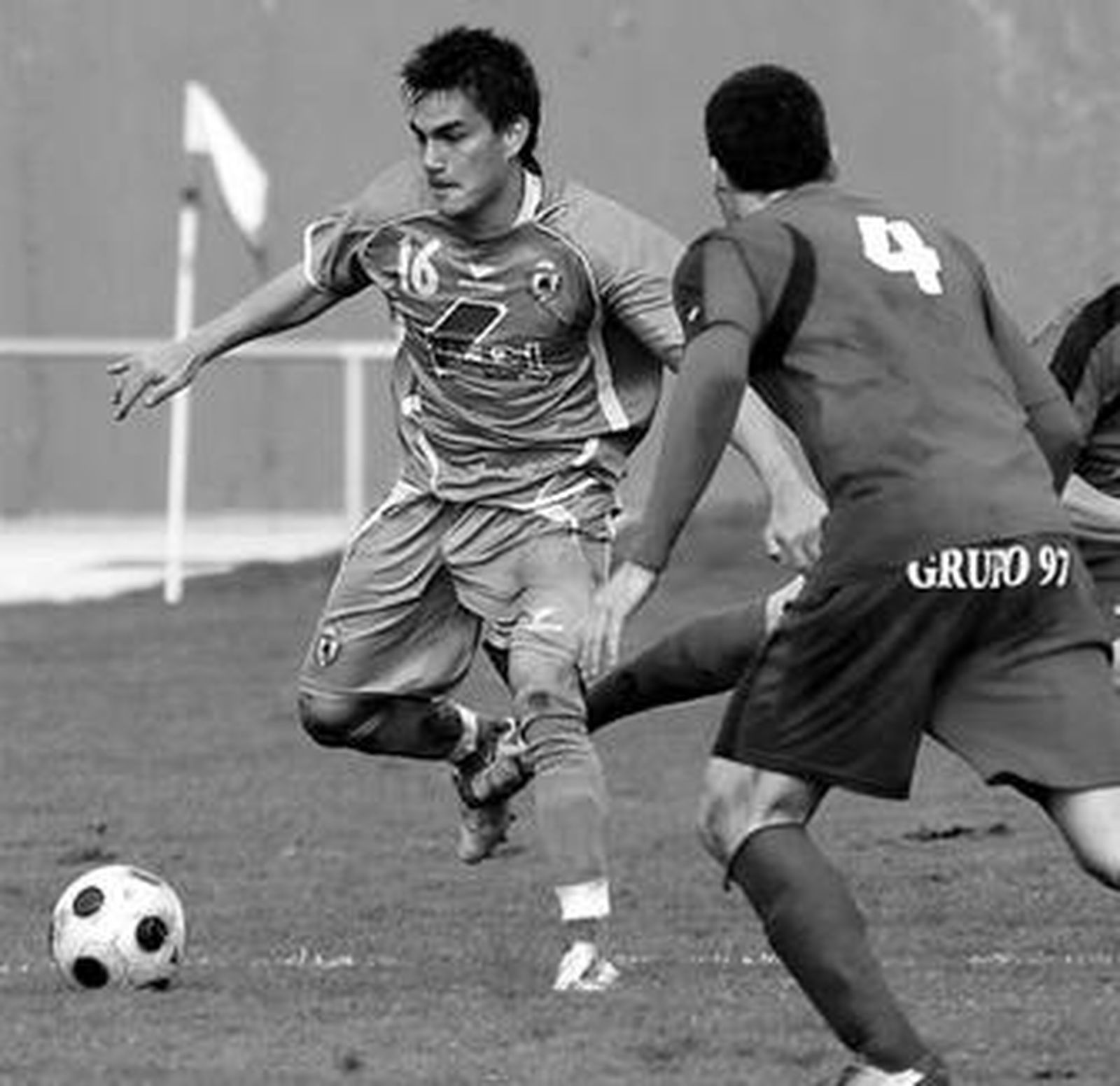 Dani Marcos, el mejor de los barreños, conduciendo el esférico.