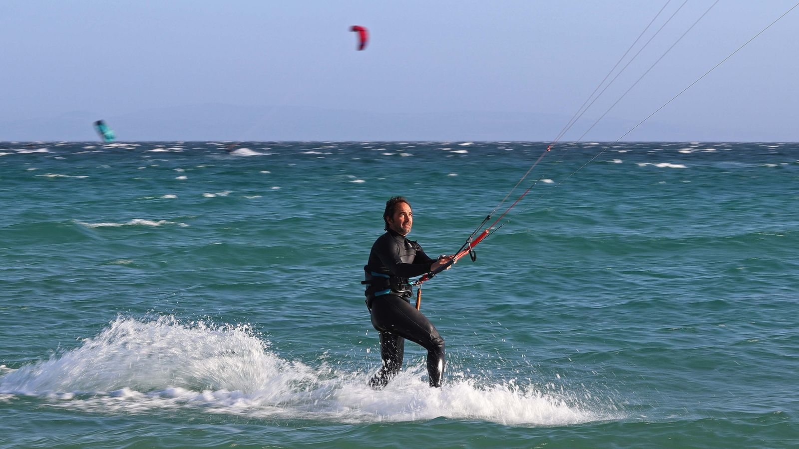Fonsy Delgado rinde homenaje a Paco de Lucía en las playas de Tarifa