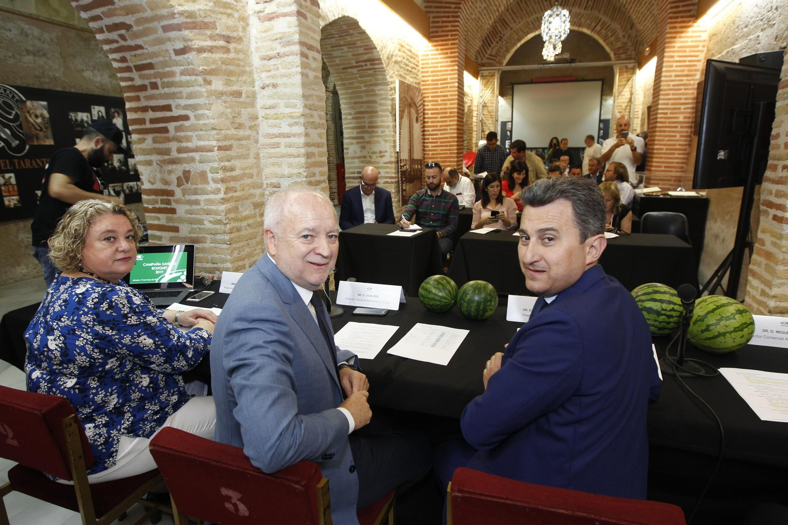 Piedad Coscollá, responsable de Marketing de Anecoop, Joan Mir, director general de Anecoop, y Alejandro Monzón, presidente de Anecoop, durante la presentación en Almería.