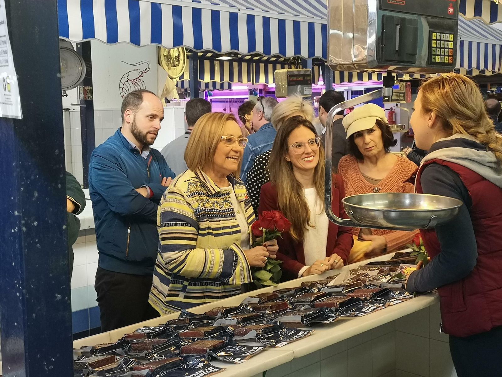 Faneca y Santos conversan con una trabajadora de unos de los puestos.