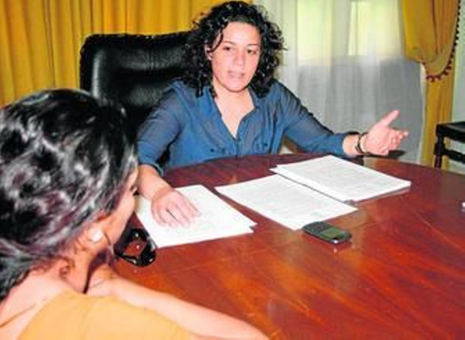 La edil de Bienestar Social, María José Quesada, con C. A., que logró un alquiler social con la mediación municipal.